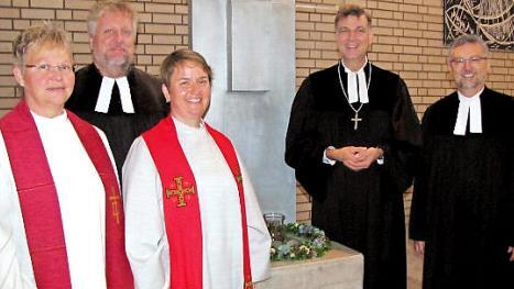 Bei der Amtseinführung in St. Lukas (von links): Diakonin Andrea Hofmann, Pfarrer Alexander Rosenmeyer, Diakonin Nicole Koch, Dekan Stefan Kirchberger und der leitende Pfarrer der Pfarrei Coburg-Süd, Rolf Rossteuscher Foto: Martin Koch