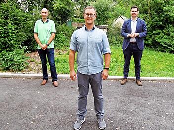 Stefan Reingruber (Mitte) ist der neue Ortssprecher der Stadtteile Seidmannsdorf und Löbelstein. Der Bürgervereinsvorsitzende Stefan Heinrichs (links) und der Coburger Oberbürgermeister Dominik Sauerteig gratulierten herzlich und freuen sich auf eine gute Zusammenarbeit.  Foto: Edwin Meißinger