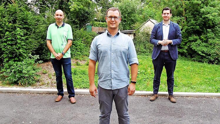 Stefan Reingruber (Mitte) ist der neue Ortssprecher der Stadtteile Seidmannsdorf und Löbelstein. Der Bürgervereinsvorsitzende Stefan Heinrichs (links) und der Coburger Oberbürgermeister Dominik Sauerteig gratulierten herzlich und freuen sich auf eine gute Zusammenarbeit.  Foto: Edwin Meißinger
