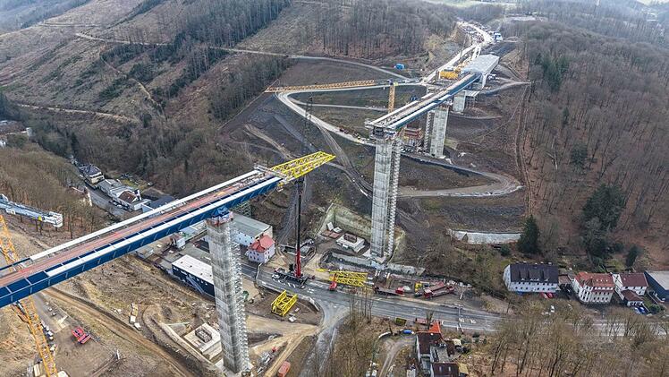 Bauarbeiten an der Talbrücke Rahmede