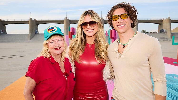 Heidi Klum hat Elias Becker und Kost&uuml;mbildnerin Mona May eingeladen.