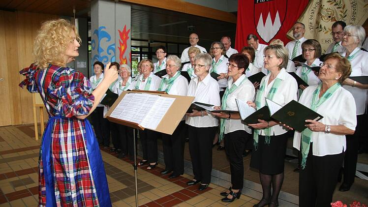 Der Chor bei einem Auftritt in de Schule.