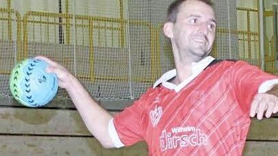 Rechtsaußen Peter Kares - hier bei einem Drehwurf im Training - brachte die TSH in Amberg mit zehn Treffern auf die Siegerstraße. Foto: Archiv