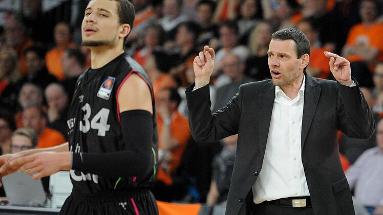 Bayreuths Coach Michael Koch und Kyle Weems.