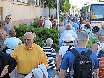 Ein Kompromiss wird fortgeschrieben: Auch künftig sollen die Busse von Flusskreuzfahrern an der Mußstraße halten, allerdings nur noch unter der Woche.   Foto: Ronald Rinklef