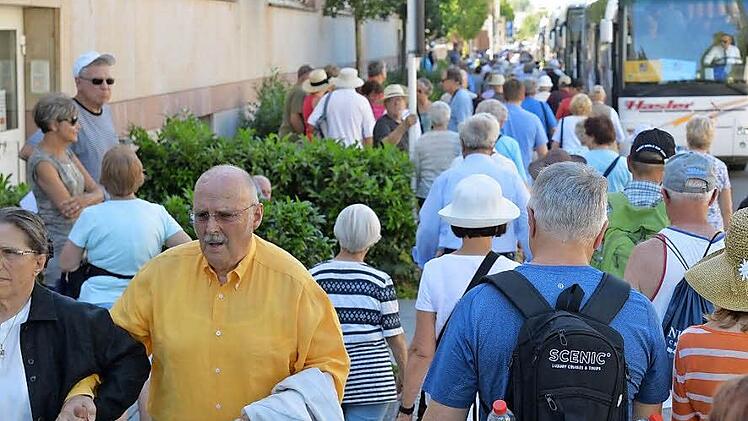 Ein Kompromiss wird fortgeschrieben: Auch künftig sollen die Busse von Flusskreuzfahrern an der Mußstraße halten, allerdings nur noch unter der Woche.   Foto: Ronald Rinklef