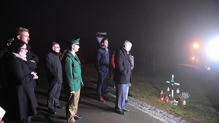 Das Gericht machte sich bei einer Ortsbegehung in Unterschleichach am Abend noch ein Bild von der Umgebung.  Foto: Ronald Rinklef
