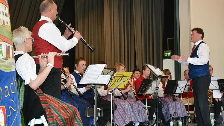 Die Musikanten aus Aschach, Bad Bocklet und Steinach unterhielten die Besucher des Neujahrsempfangs mit ihren feierlichen Weisen. Foto: Björn Hein