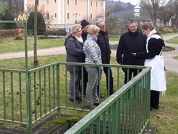 Im Wechsel werden Heike Gögelein (rechts) und Jutta Vogt (links) demnächst interessierte Gäste bei einem historischen Rundgang zu den Heilquellen der Stadt wie dem Georgi-Sprudel führen. Vertreter aus Rat und Verwaltung nahmen vor der offiziellen Premiere im April jetzt schon einmal an einem Probelauf teil.  Foto: Rolf Pralle