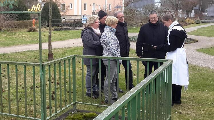 Im Wechsel werden Heike Gögelein (rechts) und Jutta Vogt (links) demnächst interessierte Gäste bei einem historischen Rundgang zu den Heilquellen der Stadt wie dem Georgi-Sprudel führen. Vertreter aus Rat und Verwaltung nahmen vor der offiziellen Premiere im April jetzt schon einmal an einem Probelauf teil.  Foto: Rolf Pralle