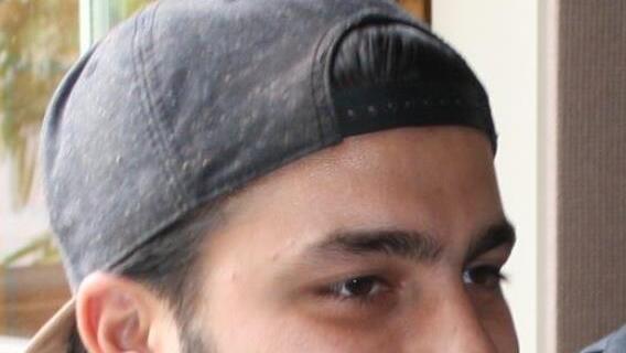 Vor zwei Jahren und drei Monaten ist Wasim Sekaria nach Deutschland gekommen. Der 21-Jährige stammt aus Syrien und besucht aktuell eine der sieben Berufsintegrationsklassen. "Ich mache gerade ein Praktikum als Raumausstatter", berichtet Wasim Sekaria. In Syrien arbeitete er früher als Elektrotechniker. Bei den interkulturellen Erlebnistagen war er für die Musik im Café International zuständig und heizte den Mitschülern mit der Trommel ein. Foto: Rasheed Saleh