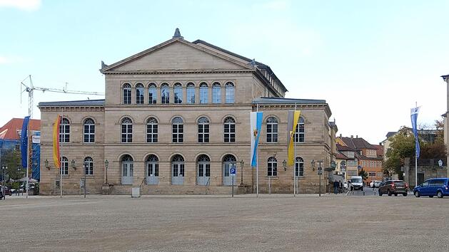 Die beiden Autos rechts h&auml;tten am Montagnachmittag noch gar nicht auf dem Schlossplatz stehen d&uuml;rfen. Parken ist dort nur f&uuml;r Theaterbesucher erlaubt. Doch an verkaufsoffenen Sonntagen sollen k&uuml;nftig Ausnahmen m&ouml;glich sein. Foto: Simone Bastian