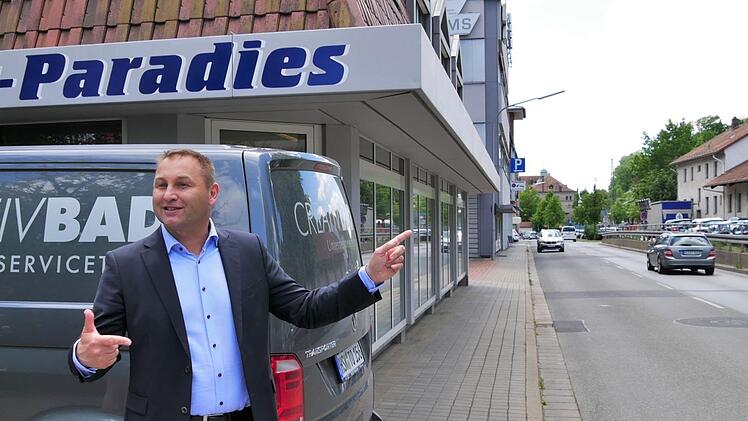 Jürgen Baumgärtner zeigt das erworbene Areal inklusive Güterbahnhof. Foto: Sandra Hackenberg