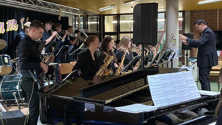 Mit dem Sommerkonzert verabschiedet sich das Franz-Miltenberger-Gymnasium musikalisch in die Sommerferien.