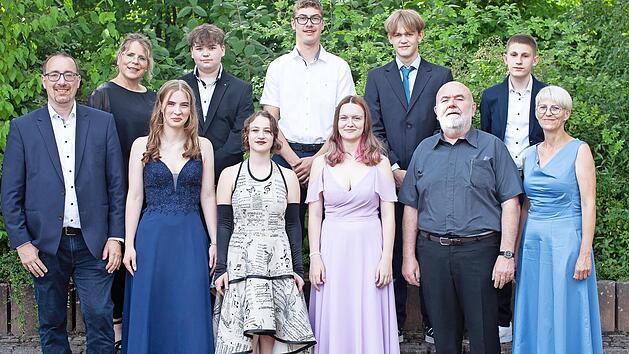 Unser Bild zeigt die besten Absolventen der Mittelschule Neunkirchen am Brand mit Schulvertretern und Offiziellen. Vorne, von links: B&uuml;rgermeister Martin Walz, Christina Rauh, Cecilia Christ, Elisa Schlund, Reimund K&ouml;berlein (Klassenleiter M10), S...