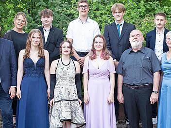 Unser Bild zeigt die besten Absolventen der Mittelschule Neunkirchen am Brand mit Schulvertretern und Offiziellen. Vorne, von links: Bürgermeister Martin Walz, Christina Rauh, Cecilia Christ, Elisa Schlund, Reimund Köberlein (Klassenleiter M10), S...