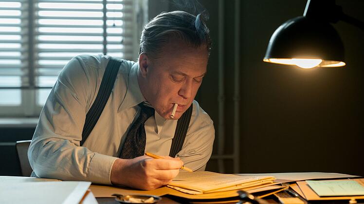 Buback (Nicholas Ofczarek) gr&uuml;belt &uuml;ber dem Fall.