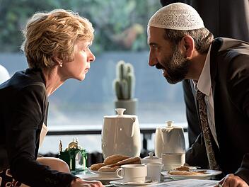 Nuri Hodscha (Hilmi S&ouml;zer) will eine neue Moschee bauen - und B&uuml;rgermeisterin Ursel Piepenk&ouml;tter (Anna Stieblich) genau das verhindern.