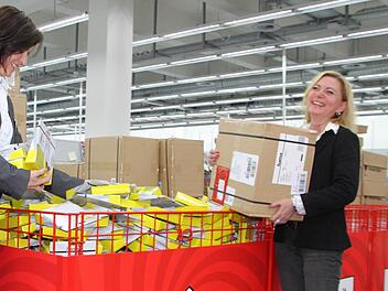 Beim neuen Media-Markt in Kulmbach räumen auch die Geschäftsführerinnen Elke Farniok (links) und Petra Kohler schon mal Regale mit ein.   Fotos: Stephan Tiroch