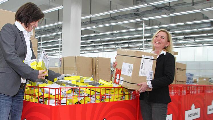 Beim neuen Media-Markt in Kulmbach räumen auch die Geschäftsführerinnen Elke Farniok (links) und Petra Kohler schon mal Regale mit ein.   Fotos: Stephan Tiroch