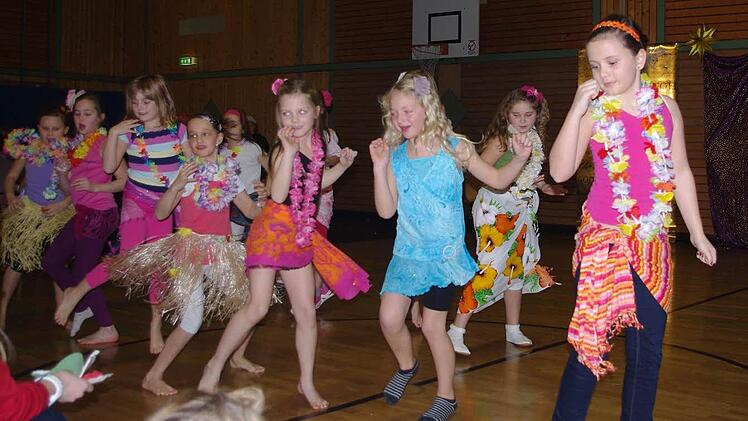 Die zauberhaften Hawaii-Mädchen tanzten zu "Driving home for Christmas". Die Leitung hatte Gabi Bauer. Foto: Heike Schülein