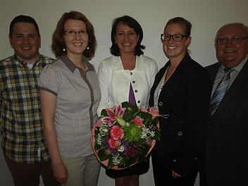 Stolz ist die Gemeinde Oerlenbach auf junge Bewohner mit Hilfsbereitschaft bzw. beruflichen Erfolgen: Bürgermeister Siegfried Erhard (ganz rechts) würdigte (von links) Julian Wetzel, Ramona Pongratz, Corina Büttner und Anika Brand.  Foto: Stefan Geiger