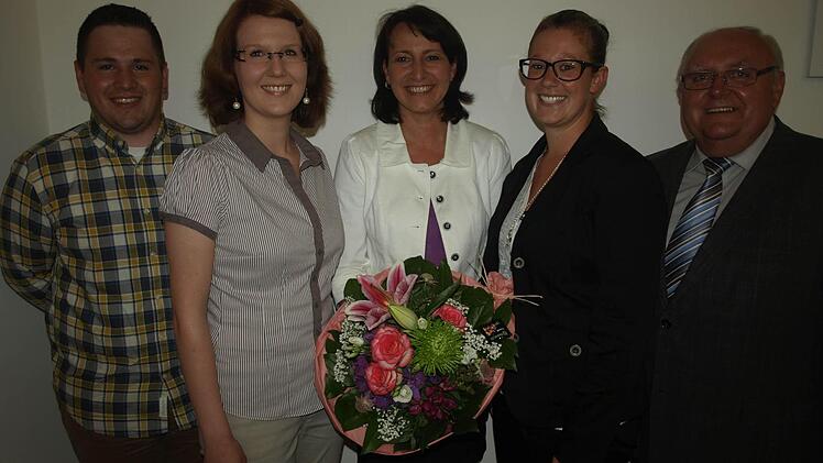 Stolz ist die Gemeinde Oerlenbach auf junge Bewohner mit Hilfsbereitschaft bzw. beruflichen Erfolgen: Bürgermeister Siegfried Erhard (ganz rechts) würdigte (von links) Julian Wetzel, Ramona Pongratz, Corina Büttner und Anika Brand.  Foto: Stefan Geiger