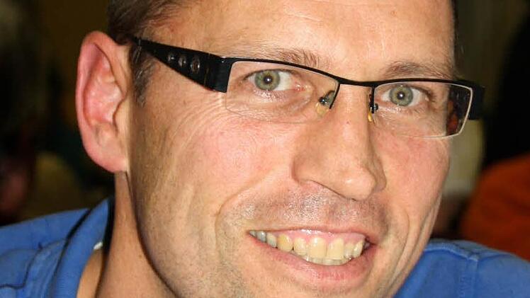 "Am Ortseingang passieren immer wieder Unfälle", sprach Stefan Richter aus der Kissinger Straße 1 die Situation direkt vor seiner Haustür an. Regelmäßig landeten Fahrzeuge im Graben, die Unfälle würden aber nicht bei der Polizei gemeldet. Andere Bürger bedauerten, dass das ursprünglich vorhandene Tempo-70-Schild nach einer Erneuerung der Fahrbahndecke abmontiert wurde. Die Stadt will nun prüfen, ob dieser Geschwindigkeitstrichter wieder eingeführt werden kann.