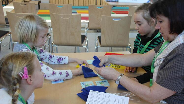 Petra Haubner spielt mit ihren Schülerinnen "Drunter & Drüber".