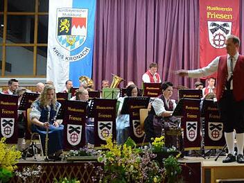 Der Musikverein Friesen bei seinem Auftritt in der Steinberger Kronachtalhalle.  Foto: Karl-Heinz Hofmann