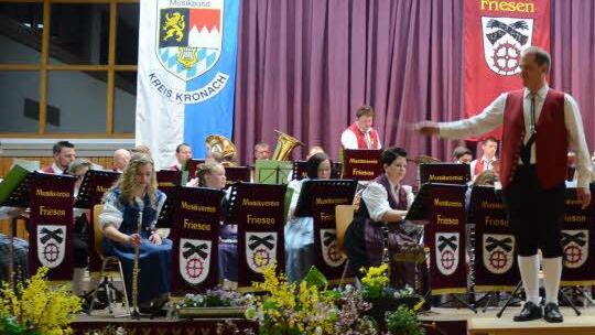 Der Musikverein Friesen bei seinem Auftritt in der Steinberger Kronachtalhalle.  Foto: Karl-Heinz Hofmann