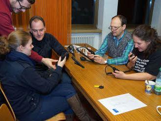 Peter Kaiser, Laura Ferdin, Stefan Brand, Klaus Kaufmann und Silvia Vormwald (von rechts) setzten sich in einer Schulung für Digitalfunk mit den Tastenfunktionen am Funkgerät näher auseinander. Foto: Doris Bauer