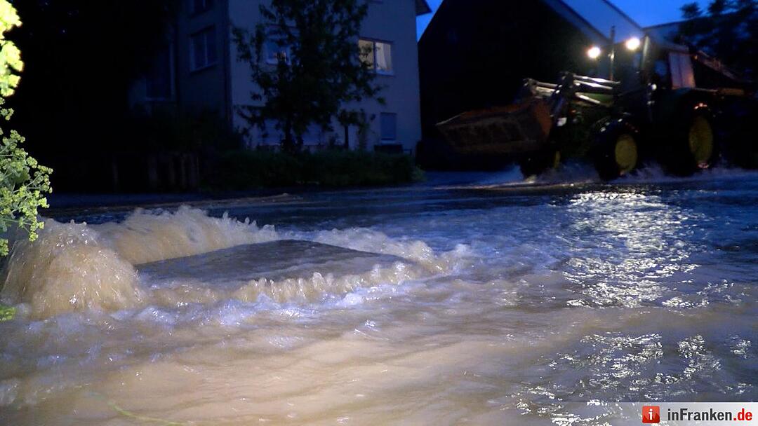 Unwetter in Mittelfranken: Überschwemmung, Blitzschlag, Straßenschäden