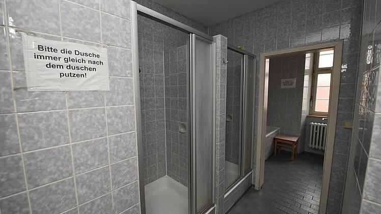 Das sind die beiden einzigen Duschen im Frauenhaus.Foto: Ronald Rinklef