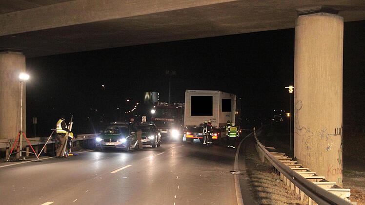 Ein Fußgänger wurde am Freitagmorgen auf der B 289 von einem Lkw erfasst.  Foto: Jürgen Gärtner