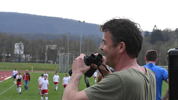 Der Kissinger Stadionsprecher traute seinen Augen nicht: Der Spitzenreiter FC 06 hatte gegen das Schlusslicht Gerolzhofen tatsächlich mit 0:1 verloren. Foto: Hopf