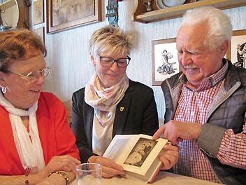 Stadträtin Gabriele Morper-Marr überbringt dem diamantenen Hochzeitspaar Gerda und Martin Korte die Glückwünsche der Stadt Coburg. Da interessierte auch ein Blick in das Hochzeitsalbum aus dem Jahr 1957.  Foto: Martin Koch