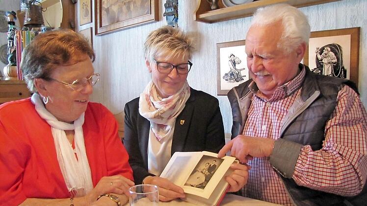 Stadträtin Gabriele Morper-Marr überbringt dem diamantenen Hochzeitspaar Gerda und Martin Korte die Glückwünsche der Stadt Coburg. Da interessierte auch ein Blick in das Hochzeitsalbum aus dem Jahr 1957.  Foto: Martin Koch
