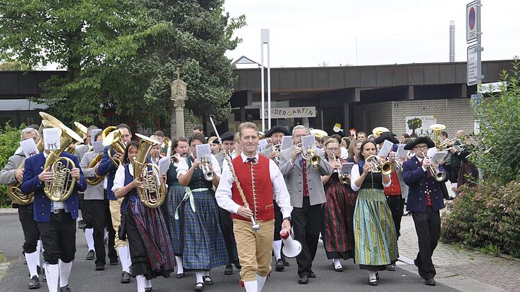 Aus über hundert Musikern von 13 Blaskapellen des NBMB setzt sich die musikalische Abordnung des Oberen Werntales beim Trachtenumzug des Oktoberfestes zusammen. Die Oerlenbacher Feuerwehr sperrte die Straßen immer kurzfristig für die Musiker.  Foto: Peter Klopf