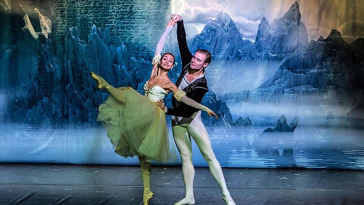 Märchen-Ballett mit Happy End: Tschaikowskys "Schwanensee, getanzt vom Russischen Staatsballett, beeindruckte die Besucher im Kongresshaus.Foto: Jochen Berger