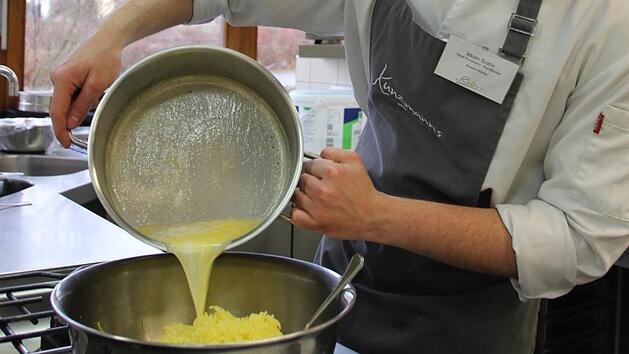 17 Auszubildende aus drei Bundesl&auml;ndern treten beim Wettbewerb "So schmeckt die Rh&ouml;n" in der Berufsschule Bad Kissingen gegeneinander an.  Foto: Benedikt Borst
