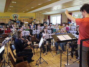 Volle Konzentration über viele Stunden hinweg forderte Dirigent Mathias Wehr von seinen Musikern bei der Gesamtprobe ein.                                                                   Foto: Mike Wuttke