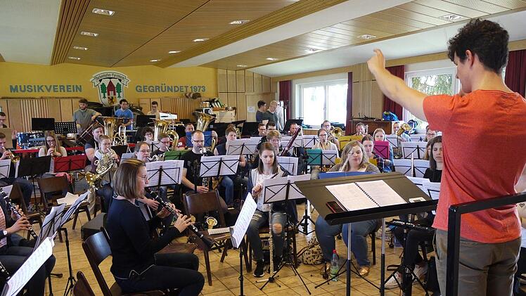 Volle Konzentration über viele Stunden hinweg forderte Dirigent Mathias Wehr von seinen Musikern bei der Gesamtprobe ein.                                                                   Foto: Mike Wuttke