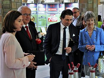 Beim Rundgang (vorne von links): Sabine Hein, Dr. Eugen Ehmann, Dr. Peter Hermeling und Eva Maria Roer.  Foto: Werner Vogel