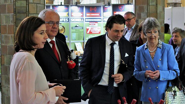 Beim Rundgang (vorne von links): Sabine Hein, Dr. Eugen Ehmann, Dr. Peter Hermeling und Eva Maria Roer.  Foto: Werner Vogel