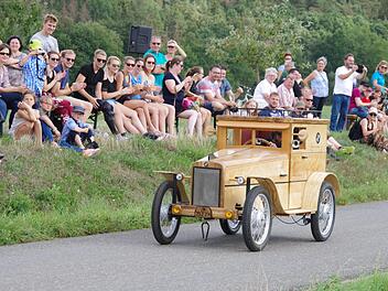 Ein Höhepunkt des achten Seifenkistenrennens war wieder der Nachbau eines BMW-Dixies. Foto: Thomas Hümmer