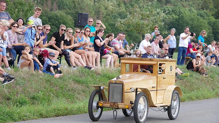 Ein Höhepunkt des achten Seifenkistenrennens war wieder der Nachbau eines BMW-Dixies. Foto: Thomas Hümmer