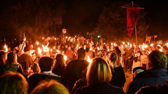In einem großen Kreis fanden sich die Lagergruppen zusammen. Immer wieder sah man einfach gestaltete Fahnen, die mitgetragen wurden.Hanns Friedrich