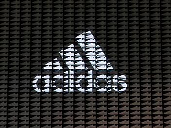 Herzogenaurach: Umsatz bei Adidas legt ordentlich zu - auch dank umstrittener Sonder-Sneaker Herzogenaurach: Umsatz bei Adidas legt ordentlich zu - auch dank umstrittener Sonder-Sneaker