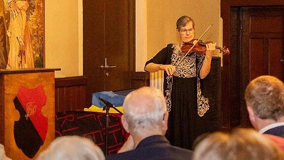 Getragene Klänge spielte die Bubenreuther Violinistin Regina Klatte auf der Friedensgeige.